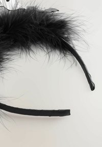 Schwarzes Haarband mit weichen, flauschigen Federn entlang der oberen Kante, einer elegant glatten Grundfläche und subtilen texturierten Akzenten.
