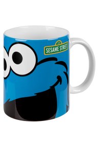 Mug in ceramica con sfondo blu e design del personaggio Cookie Monster in stile cartoon, con grandi occhi e bocca nera, etichettato "Sesame Street."