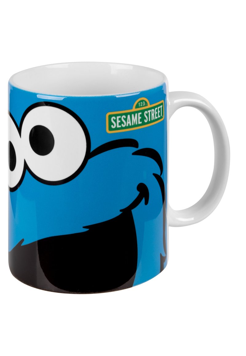 Mug in ceramica con sfondo blu e design del personaggio Cookie Monster in stile cartoon, con grandi occhi e bocca nera, etichettato "Sesame Street."
