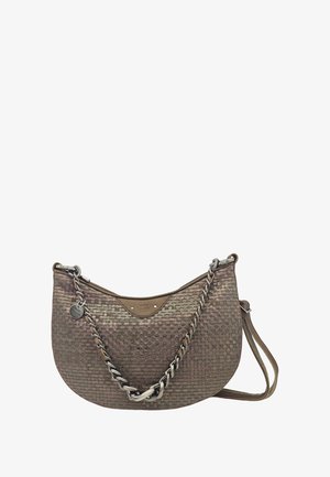 Sac en cuir tressé dans des tons de marron doux, avec une forme arrondie, une bandoulière en chaîne et des accessoires décoratifs. Surface texturée avec des motifs subtils.