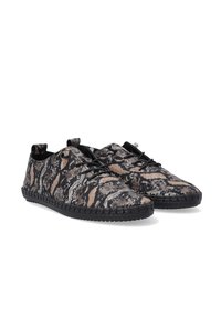 Zwarte en beige slangenprint schoenen met een geweven zwarte zool, uitgerust met ronde veters en twee tabs op de hiel voor eenvoudig aan- en uittrekken.