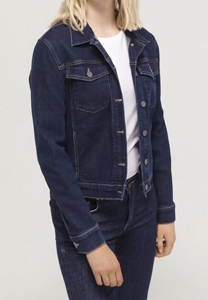 Chaqueta de mezclilla oscura con un diseño ajustado, cierre de botones, dos bolsillos en el pecho y costuras en contraste. Mangas largas con puños abotonados.