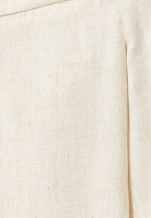 Beige linnen stof met een gestructureerde weving, featuring subtiele natuurlijke vezels en een gladde afwerking. De randen hebben schone, rechte naden.