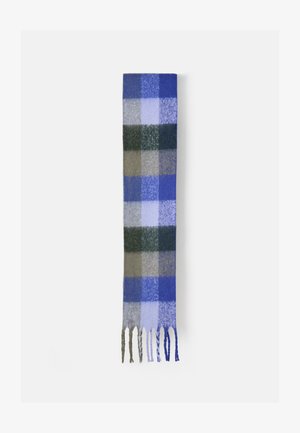 Écharpe en laine avec un motif à carreaux dans des teintes de bleu, vert et gris, avec des extrémités frangées et une texture douce.