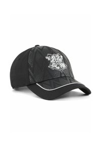 Gorra negra con patrón de espiga texturizado, costuras blancas y un logotipo de escudo. Presenta un visor curvado y una construcción de tela suave.
