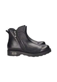 Stivali alla caviglia in pelle nera con una texture liscia, zip laterale, punta rotonda e suola spessa in gomma con un dettaglio del logo sul tallone.