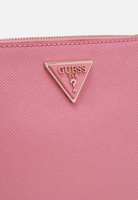 Guess NOELLE COMPARTMENT  - Borsa a tracolla - pink