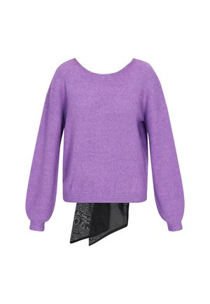 Pulover tricotat de culoare mov, cu mâneci late și un decolteu rotund, prezentând un voal dintr-un material cu model negru în partea stângă jos.