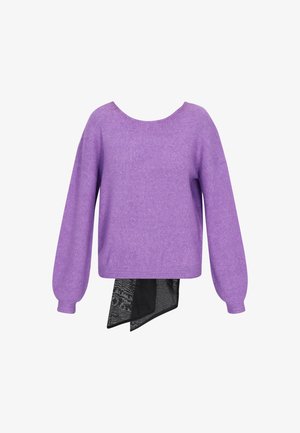 Lila kötött pulóver széles ujjal és kerek nyakkivágással, az alsó bal részen fekete mintás anyagú drapériával.