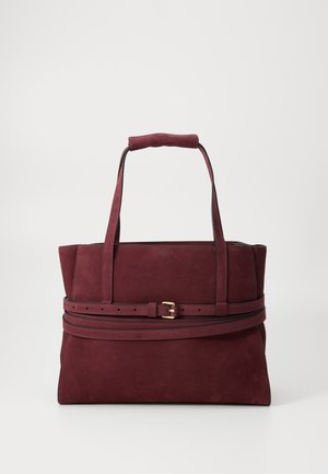 Bordeauxfarbene Wildleder-Umhängetasche mit strukturiertem Design, ausgestattet mit doppelten Griffen, einer Schnallenakzentuierung und einer glatten Textur. Ideal für den täglichen Gebrauch.