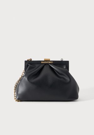 Μαύρο τσαντάκι Valentino με χρυσό κούμπωμα, αλυσίδα, μαλακό πτυχωτό δέρμα και χρυσό λογότυπο Valentino στο δομημένο επάνω μέρος.