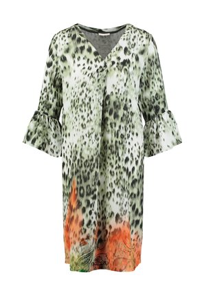 Sukienka z rozszerzanymi rękawami w kształcie V, w zielono-czarny leopardzi wzór, z pomarańczowym gradientem u dołu. Gładki, lekki materiał.