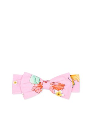 Papillon in tessuto rosa con motivo floreale tropicale nei colori verde, arancione, giallo e bianco su sfondo bianco.