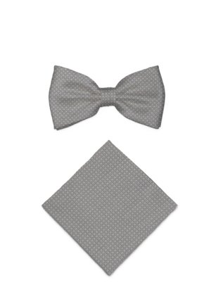 Grau strukturierte Fliege und passendes Einstecktuch-Set, flach auf weißem Hintergrund dargestellt.