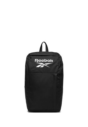 Mochila negra de Reebok con asa superior, bolsillo frontal con cremallera y gran logotipo blanco de Reebok en el panel frontal.