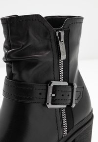 Tamaris Stiefelette - black