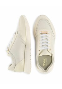 Jasne trampki z gładkiej skórzanej cholewki, sznurowane, z złotym akcentem na języku i teksturowaną gumową podeszwą. Klasyczny sportowy design.