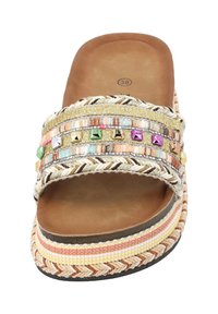 Sandal piatto con upper in paglia intrecciata, numerosi accenti di perline colorate e una soletta in ecopelle marrone. Presenta una suola strutturata e decorata.