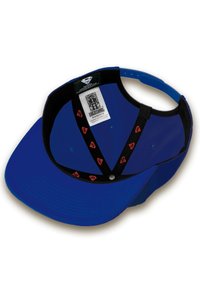 Gorra de béisbol azul con visera plana. El interior cuenta con tela negra con acentos de logo en rojo y una etiqueta blanca. Correa ajustable en la parte trasera.