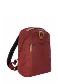 Zaino bordeaux realizzato in materiale sintetico, con una tasca anteriore dotata di accessori dorati e un accento in pelle marrone sulla parte superiore.