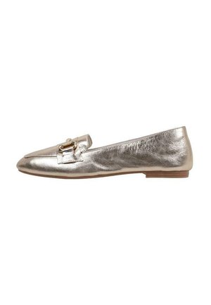 Ballerines argentées métalliques avec un bout pointu, un détail de bande décoratif et un petit talon en bois. Texture en cuir lisse et finition brillante.