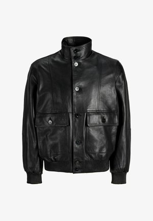Veste en cuir noir avec col montant, fermeture par boutons, deux poches avant à rabat, et poignets et ourlet côtelés.