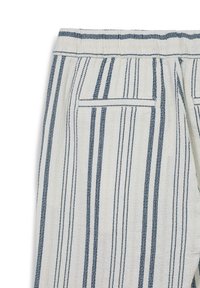 Gestreifte Baumwollhosen mit blauen und weißen vertikalen Streifen, strukturiertem Stoff, elastischem Bund und einer einzelnen Gesäßtasche.