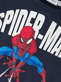 Felpa blu navale con un grande grafico di Spider-Man in rosso e blu, con testo bianco che dice "SPIDER-MAN." Materiale in cotone morbido.