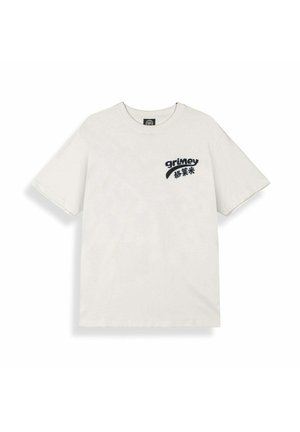 Wit T-shirt met korte mouwen met zwarte tekst "grimey" en Chinese tekens op de linkerborst, plat neergelegd op een witte achtergrond.