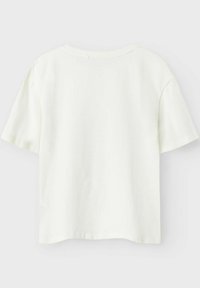 En almindelig hvid kortærmet bomulds T-shirt med rund hals, vist fra ryggen mod en hvid baggrund.