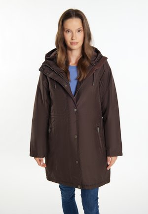 Bruine waterdichte parka met een afneembare capuchon, drukknoopsluiten, rits-zijzakken, lange mouwen en een gestructureerde afwerking.