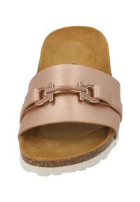 Sandalo slide con tomaia in rosè metallico, caratterizzato da un accento decorativo in catena dorata e una soletta in sughero marrone con una suola bianca.