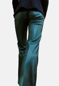 Groene, hoge, wijde broek gemaakt van een gladde, glanzende stof. Bevat subtiele naden en een soepele textuur, ontworpen voor een moderne uitstraling.