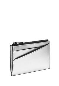 Srebrny metaliczny portfel o teksturowanej powierzchni, wyposażony w zamek błyskawiczny, liczne sloty na karty oraz smukły, kanciasty design.