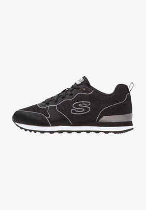 Scarpa sportiva nera con tomaia in tessuto testurizzato, accenti grigi, punta tonda, suola piatta e linguetta con marchio, dotata di lacci.