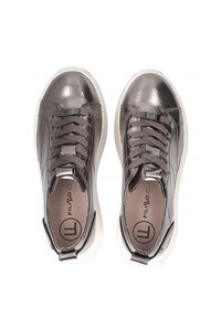 Metaliczne szare skórzane sneakersy z okrągłym noskiem, płaskimi sznurowadłami i białą gumową podeszwą. Logo widoczne na języku i wkładce. Bez wzorów.