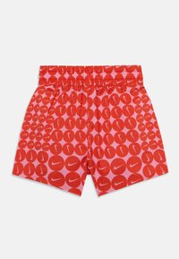 Pantalones cortos rojos con una cinturilla elástica, que presentan un patrón repetido de círculos rosas y logotipos de Nike por toda la prenda. Textura de tela suave.