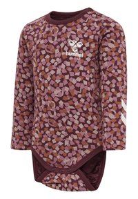 Lange mouw babybody in bordeauxrood met een geometrisch patroon van roze, beige en bruine vormen. Voorzien van een drukknoopsluiting aan de onderkant.