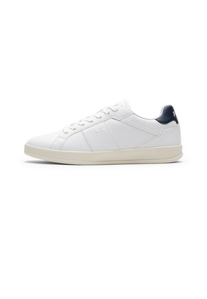 Witte lage sneaker met beige zool, witte veters en donkerblauwe hieltab, met subtiel FILA-logo aan de zijkant.