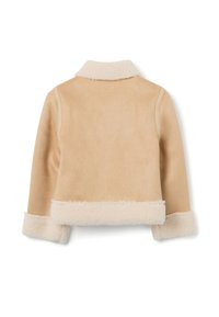 Veste en fausse fourrure beige avec un col et des poignets en crème, présentant un design court et une texture lisse pour chaleur et confort.