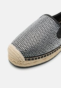DKNY MALLY - Espadrillid - black/clear