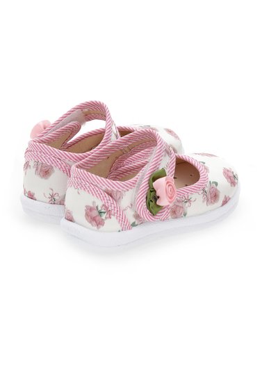 Zapatos de tela blancos con patrón floral rosa, acentos de rayas rosas, doble correa y una decoración en forma de rosa en el lateral. Suela suave.