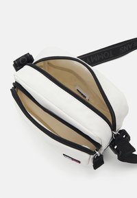 Tommy Jeans DAILY CROSSOVER UNISEX - Skulderveske - ancient white