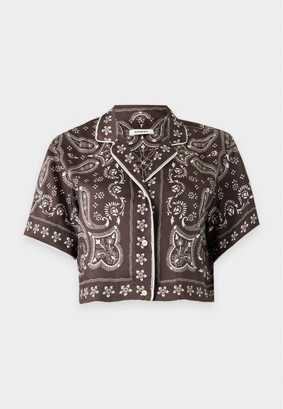 Chemise courte à manches courtes boutonnée, avec motifs cachemire et floraux marron, passepoil blanc le long du col et à l'avant.
