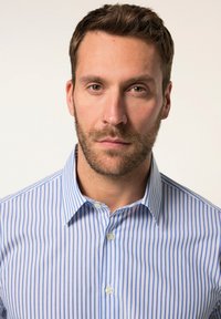 Camisa de botones rayada en azul claro y blanco con cuello, fabricada con un suave tejido de algodón y botones en la parte delantera, diseñada para un ajuste ceñido.