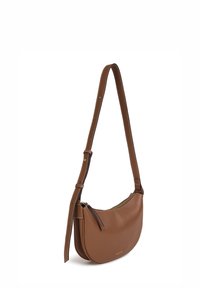 Brun læder crossbody taske med en buet form, justerbar rem, lynlås lukning og diskret guld branding på siden.