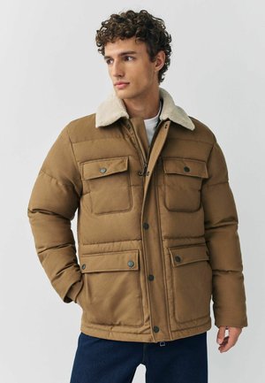 Braune gepolsterte Jacke mit einem hellen, Kunstfell-Kragen. Verfügt über zwei Brusttaschen und zwei Fronttaschen, mit Druckknopfverschlüssen und einem Reißverschluss vorne.