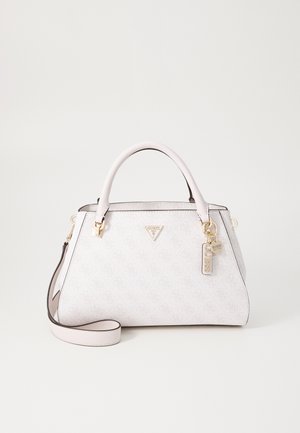Weißer Handtasche mit strukturiertem Material, goldenem Zubehör, doppelten Griffen und abnehmbarem Schulterriemen. Mit einem geprägten Muster und Markenlogo.