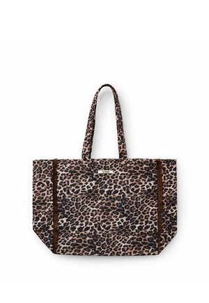 Grand sac cabas avec motif léopard, deux anses et une petite étiquette rectangulaire avec texte au centre supérieur.