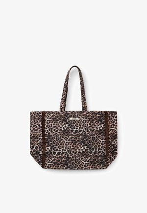 Grande borsa a mano con stampa leopardata, due manici e una piccola etichetta rettangolare con testo nella parte alta centrale.